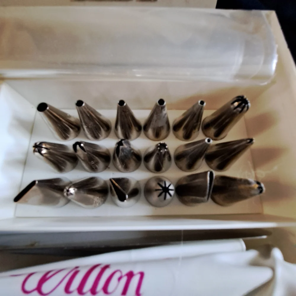 1970s Wilton Sugar Plum Decorating Set in White and Gold